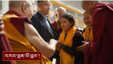 ལ་དྭགས་ཀྱི་སློབ་ཕྲུག་སོགས་དད་ལྡན་སེར་སྐྱ་མང་ཚོགས་བཞི་བརྒྱ་ལྷག་ལ་མཇལ་ཁ་སྩལ་བ།