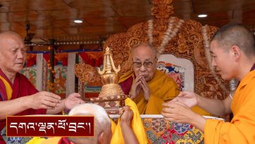 གནས་བརྟན་ཕྱག་མཆོད་ཀྱི་ཆོ་གའི་སྒོ་ནས་གོ་སྟོན་བརྟན་བཞུགས་བསྟར་འབུལ་ཞུས་པ།