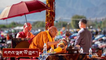 ལ་དྭགས་མི་དམངས་ཡོངས་དང་བསོད་ནམ་གླིང་བོད་མི་ཡོངས་ནས་བརྟན་བཞུགས་བསྟར་འབུལ་ཞུས་པ།