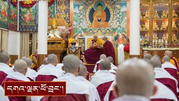 ཐེ་ཝན་ཚོགས་གཉིས་ཆོས་ཚོགས་ཀྱི་གྲྭ་བཙུན་སོགས་ལ་དགེ་ཚུལ་སློང་གི་སྡོམ་པ་སྩལ་བ།