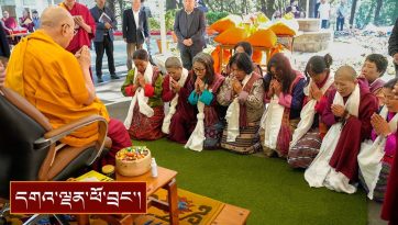 འབྲུག་ཡུལ་ནས་ཕེབས་པའི་དད་ལྡན་འགའ་ཞིག་གིས་བསྟོད་པ་དབྱངས་ཀྱི་མཆོད་པ་ཕུལ་བ།