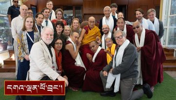 སེམས་དང་སྲོག་གི་བགྲོ་གླེང་ཐེངས་སོ་དགུ་པའི་ཚོགས་བཅར་བ་རྣམས་ལ་མཇལ་ཁ་སྩལ་བ།