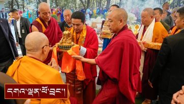 སོག་ཡུལ་ནས་ཕེབས་པའི་དད་ལྡན་པ་བརྒྱ་དང་ལྔ་བཅུ་ཙམ་ལ་མཇལ་ཁ་སྩལ་བ།