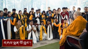 ཕྱོགས་འགྲུལ་བ་སུམ་བརྒྱ་ལྷག་ལ་མཇལ་ཁ་སྩལ་བ།