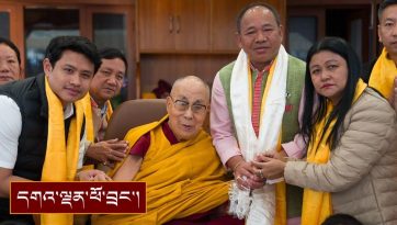 ཨ་རུ་ཎཱ་ཅལ་གྱི་ནང་སྲིད་བློན་ཆེན་དང་སྐུ་འཁོར་བཅུ་ལ་མཇལ་ཁ་སྩལ་བ།