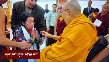 སྦས་ཡུལ་བཙུམ་སོགས་ནས་ཕེབས་པའི་ཕྱོགས་འགྲུལ་བ་ཉིས་བརྒྱ་བརྒྱད་ཅུ་སྐོར་ལ་མཇལ་ཁ་སྩལ་བ།