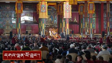 ལྔ་མཆོད་ཆེན་མོའི་མཆོད་འབུལ་གྱི་ཚོགས་མགོན་དུ་ཆིབས་སྒྱུར་དང་། བཀའ་དྲིན་རྗེས་དྲན་གྱི་གཟེངས་རྟགས་ཕུལ་བ།