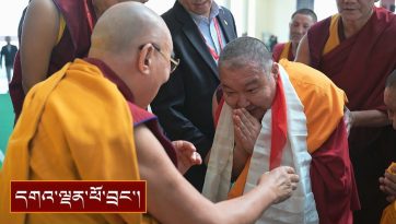 ཁལ་མིག་ནང་པའི་བསྟན་བདག་སོགས་དད་ལྡན་སུམ་བརྒྱ་བཞི་བཅུ་ཙམ་ལ་མཇལ་ཁ་སྩལ་བ།