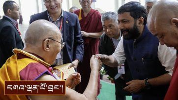 བོད་རིགས་དང་ཕྱི་རྒྱལ་བ་སོགས་དད་ལྡན་སུམ་བརྒྱ་བདུན་ཅུ་ཙམ་ལ་མཇལ་ཁ་སྩལ་བ།