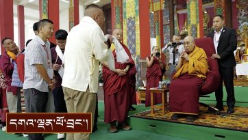 བོད་རིགས་དང་ཧི་མཱ་ལ་ཡའི་དད་ལྡན་ཕྱོགས་འགྲུལ་བ་ ༣༣༠ ཙམ་ལ་མཇལ་ཁ་སྩལ་བ།