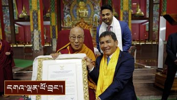 ཨུ་རུ་སུའི་ནེའུ་མ་སློབ་གཉེར་ཁང་གི་ཆེ་བསྟོད་ཕྱག་འཁྱེར་འབུལ་བཞེས་དང་། མཇལ་ཁ།