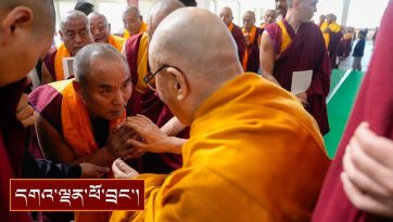 སེར་བྱེས་གྲྭ་ཚང་གི་གནས་བརྟན་བགྲེས་པ་སོགས་དད་ལྡན་བཞི་བརྒྱ་ཙམ་ལ་མཇལ་ཁ་སྩལ་བ།