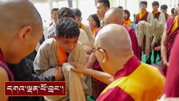 བོད་རིགས་དང་འབྲུག་པ་སོགས་དད་ལྡན་བཞི་བརྒྱ་ཙམ་ལ་མཇལ་ཁ་སྩལ་བ།
