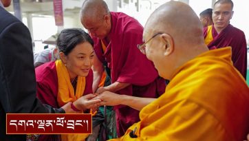 བོད་རིགས་དང་མོན་པ་སོགས་དད་ལྡན་བཞི་བརྒྱ་ཙམ་ལ་མཇལ་ཁ་སྩལ་བ།