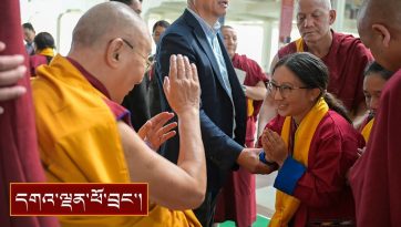 ཨ་རུ་ཎཱ་ཅལ་ནང་པའི་སློབ་ཕྲུག་བདེ་དོན་ལྷན་ཚོགས་ཀྱི་ཚོགས་མི་སོགས་ལ་མཇལ་ཁ་སྩལ་བ།