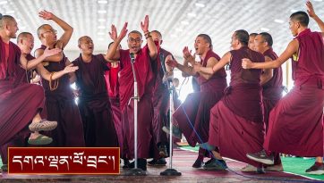 བློ་གསལ་གླིང་གི་ཆོས་གྲྭར་འཇང་དགུན་ཆོས་ཀྱི་མཚན་ཕུད་དམ་བཅའི་ཚོགས་མགོན་དུ་དབུ་བཞུགས་མཛད་པ།