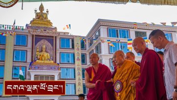 རྗེ་ཚེ་འཛིན་མ་དང་༸རྒྱལ་མཆོག་བཅུ་བཞི་པ་ཆེན་པོའི་སྐུ་བརྙན་གཉིས་ལ་བྱིན་འབེབས་རབ་གནས་མཛད་པ།
