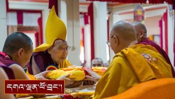 དགའ་ལྡན་འདུས་སྤྱི་དང་མོན་གྷོ་འདོད་རྒུ་གླིང་སེར་སྐྱ་ཐུན་མོང་གིས་བརྟན་བཞུགས་བསྟར་འབུལ་ཞུས་པ།