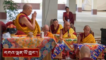 བློ་གསལ་གླིང་གི་བསྒྲུབ་བྱ་ ༥༤ ལ་དགེ་སློང་གི་སྡོམ་པ་སྩལ་བ།
