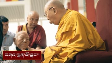 མོན་གྷོ་འདོད་རྒུ་གླིང་ས་གནས་རྒས་གསོ་ཁང་གི་བགྲེས་སོང་རྣམས་ལ་མཇལ་ཁ་སྩལ་བ།