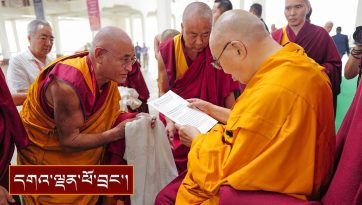 ཤར་རྩེ་དང་སྒོ་མང་གཉིས་ཀྱི་དཔེ་ཁྲིད་རྒན་སོགས་དད་ལྡན་ ༤༠༠ ལྷག་ལ་མཇལ་ཁ།