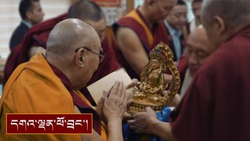གཞི་ཆེན་བཻ་རོ་གླིང་གི་མཁན་པོ་དང་བཤད་གྲྭའི་སློབ་གཉེར་བ་སོགས་ལ་མཇལ་ཁ་སྩལ་བ།
