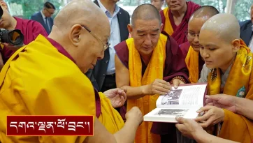 དྷ་ས་རིགས་སློབ་ཀྱི་ཝེད་ནམ་དྲྭ་ཐོག་ནང་ཆོས་ཆེད་སྦྱོང་འཛིན་གྲྭའི་་སློབ་གཉེར་བ་སོགས་ལ་མཇལ་ཁ།