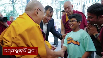 ཨ་རིའི་སིམྤ་སན་མཐོ་སློབ་ཀྱི་དགེ་རྒན་ཆེན་མོ་དང་སློབ་གཉེར་བ་སོགས་ལ་མཇལ་ཁ།
