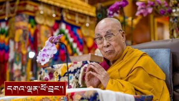 མ་ཎི་དུང་སྒྲུབ་ཉིན་དང་པོའི་ཚོགས་མགོན་དུ་ཆིབས་སྒྱུར།
