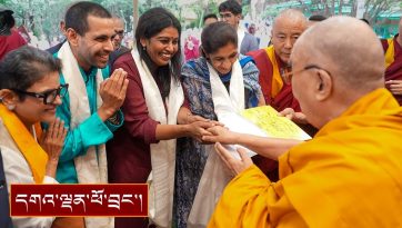 ཤིཀྵཱནྟར་སློབ་གྲྭའི་དགེ་སློབ་སོགས་མཇལ་བཅར་བ་ ༤༠༠ ལྷག་ལ་མཇལ་ཁ།
