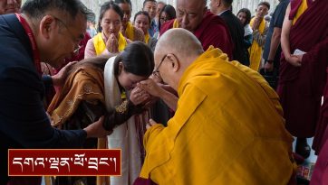 ལ་དྭགས་ཀྱི་མཐོ་རིམ་སློབ་གྲྭའི་སློབ་ཕྲུག་སོགས་དད་མཇལ་བ་ ༢༣༠ ལྷག་ལ་མཇལ་ཁ།