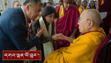 ཕྱོགས་མཐའ་ནས་ཕེབས་པའི་བོད་རིགས་དང་། ནད་པ། བརྒྱ་ཤོག་བཅུ་པའི་གཞིས་མི་སོགས་ལ་མཇལ་ཁ་སྩལ་བ།