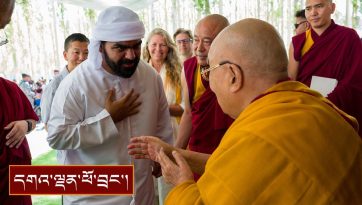 ལ་དྭགས་ཀྱི་བགྲེས་སོང་དང་། ནད་པ། སློབ་ཕྲུག །ཕྱི་རྒྱལ་བ་སོགས་ལ་མཇལ་ཁ།
