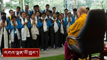 སིམ་ལ་དང་། དྷོ་ལན་ཇི་སཾ་བྷོ་ཊ་སློབ་གྲྭ་གཉིས་ཀྱི་སློབ་མ་སོགས་ལ་མཇལ་ཁ།