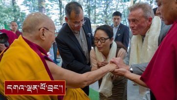 ཐེག་ཆེན་འཛིན་སྐྱོང་ལྷན་ཚོགས་ཀྱི་ཚོགས་མི་དང་། ནོར་ཝེ་བོད་ཀྱི་རླུང་འཕྲིན་ཁང་གི་ལས་བྱེད་སོགས་ལ་མཇལ་ཁ།