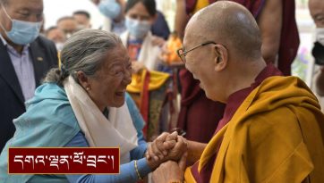 བལ་ཡུལ་གཞུང་ཚབ་བྷ་གྷཊ་བྷ་དྷུར་ཀྲཱ་ཊི་ཆེ་ཏྲི་མཆོག་གི་བུ་མོ་བྷ་སུན་དྷ་ར་ལཱ་མཆོག་མཇལ་བཅར་སྐབས་ཀྱི་བརྙན།