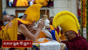 ཐེག་ཆེན་འཛིན་སྐྱོང་ཚོགས་པས་བླ་མ་མཆོད་པའི་ཆོ་གའི་སྒོ་ནས་བརྟན་བཞུགས་བསྟར་འབུལ།