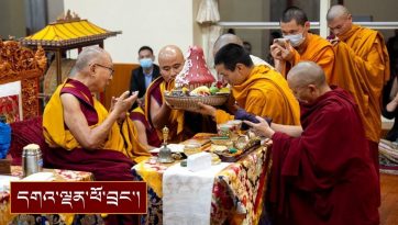 མཧཱ་གུ་རུའི་འབུམ་ཚོགས་སུ་ཆིབས་བསྒྱུར་མཛད་པའི་བརྙན་པར་དགེའོ།།