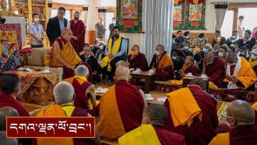 ལ་དྭགས་ཞི་བའི་ཚལ་ཕོ་བྲང་དུ་ཞབས་སོར་བདེ་བར་འཁོད་པ།
