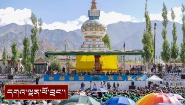 ལ་དྭགས་བསོད་ནམས་གླིང་གི་གླེ་བྱང་བོད་རིགས་མི་མང་རྣམས་ལ་བླང་དོར་བཀའ་སློབ་སྩལ་བ།
