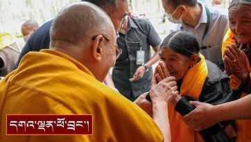 སེར་སྐྱ་མི་མང་ཡོངས་ལ་མཇལ་ཁ་བཀའ་དྲིན་བསྐྱངས་པའི་བརྙན་དགེའོ།།