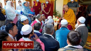 ལྷ་སའི་ཁ་ཆེ་རྣམས་ལ་མཇལ་ཁ་དང་བཀའ་སློབ་བཀའ་དྲིན་སྩལ་བ།