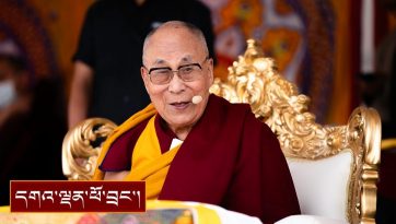 ཆེ་བསྟོད་གསོལ་ཚིགས་འབུལ་བཞེས་དང་བཀའ་སློབ་བཀའ་དྲིན་སྩལ་བ།