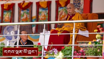 ལ་དྭགས་གླེ་གཤམ་མཁར་རྩེ་རུ་ཆིབས་བསྒྱུར་མཛད་སྟོན་བཀའ་སློབ།