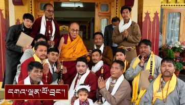 ལ་དྭགས་ཀྱི་རོལ་མོ་མཁན་དྷ་མན་སུ་ན་པ་རྣམས་ལ་མཇལ་ཁ་བཀའ་དྲིན་སྩལ་བ།