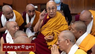 རྒྱལ་སྤྱིའི་པཱ་ལི་དང་ལེགས་སྦྱར་པའི་ཤེས་ཡོན་བརྗེ་ལེན་ལས་གཞི་ལ་ཞུགས་པའི་དགེ་འདུན་པ་འགའ་ལ་བཀའ་སློབ།