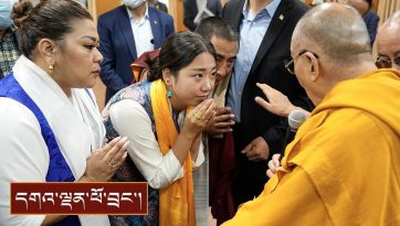 རྒྱལ་སྤྱིའི་དབུ་མའི་ལམ་མི་མང་ལས་འགུལ་ཁང་གི་ཚོགས་བཅར་བ་རྣམས་ལ་མཇལ་ཁ་བཀའ་དྲིན་སྩལ་བ།