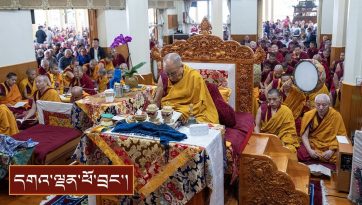 གུ་རུ་འབུམ་ཚོགས་ཀྱི་ཚོགས་མགོན་དུ་ཆིབས་སྒྱུར་བསྐྱངས་པ།