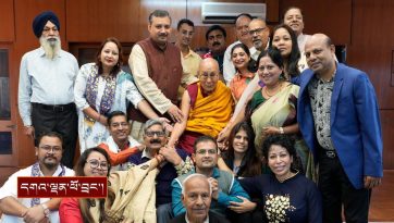 རྒྱ་གར་བོད་དོན་རྒྱབ་སྐྱོར་ཚོགས་པའི་ཚོགས་མི་ཁག་གཅིག་ལ་མཇལ་ཁ་བཀའ་དྲིན་སྩལ་བ།