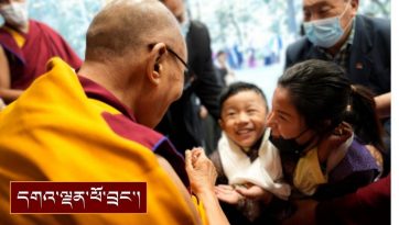 བཞུགས་སྒར་ཕོ་བྲང་དུ་མི་མང་ལ་མཇལ་ཁ་བསྐྱངས་པའི་བརྙན།